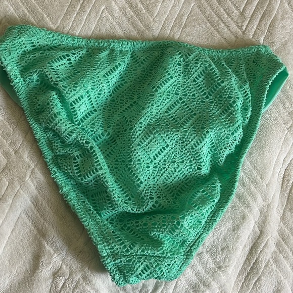 Bikini - Picture 8 of 10